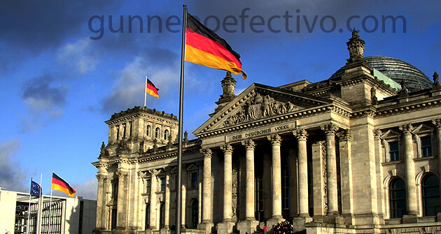 เยอรมนี ได้ออกกฎหมายห้ามการใช้ "การบำบัดด้วยการแปลงเป็นเกย์" สำหรับคนหนุ่มสาวทั่วประเทศ กฎหมายมีวัตถุประสงค์เพื่อหยุดกลุ่มที่เสนอบริการ
