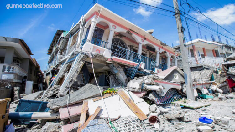 แผ่นดินไหว ในเฮติยอดผู้เสียชีวิตเพิ่มขึ้น เจ้าหน้าที่กู้ภัยกำลังเร่งค้นหาผู้รอดชีวิตจากเหตุแผ่นดินไหวครั้งใหญ่ในเฮติเมื่อวันเสาร์ (22) ขณะที่พายุโซนร้อน