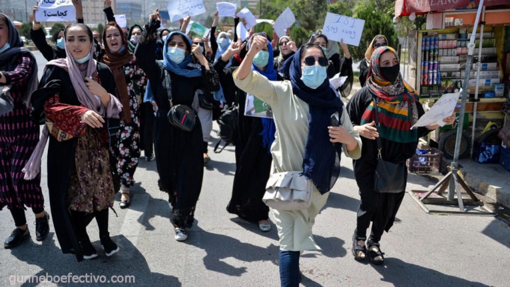 ผู้หญิงประท้วง ต่อต้านรัฐบาลตอลิบานชายล้วน ผู้หญิงหลายสิบคนในกรุงคาบูลและจังหวัด Badakhshan ทางตะวันออกเฉียงเหนือของอัฟกานิสถาน