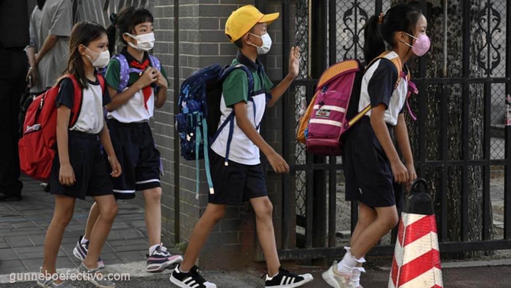 โรงเรียน ในจีนกักตัวเด็กหลังพบผู้ป่วยโควิด นักเรียนหลายสิบคนถูกกักตัวในโรงเรียนประถมของจีนเป็นเวลาหลายชั่วโมงหลังจากที่โรงเรียนถูกล็อค