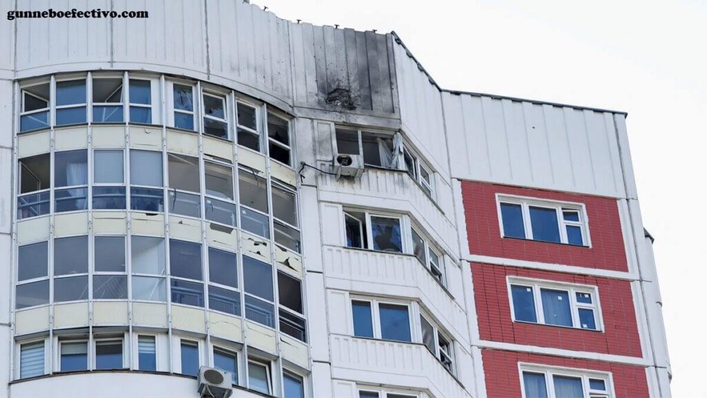 อาคารเสียหาย จากโดรนโจมตีในมอสโก นายกเทศมนตรีกรุงมอสโก Sergei Sobyanin รายงานการโจมตีด้วยโดรนในเมืองหลวงของรัสเซียเมื่อวันอังคาร
