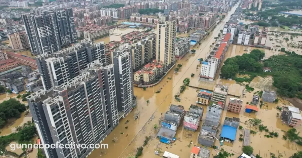 จีนอพยพผู้คนกว่า 100,000 คน ขณะฝนตกหนักยังคงพัดถล่มทางใต้ จีนอพยพประชาชนแล้วกว่า 100,000 คน ขณะฝนตกหนักยังคงถล่มมณฑล