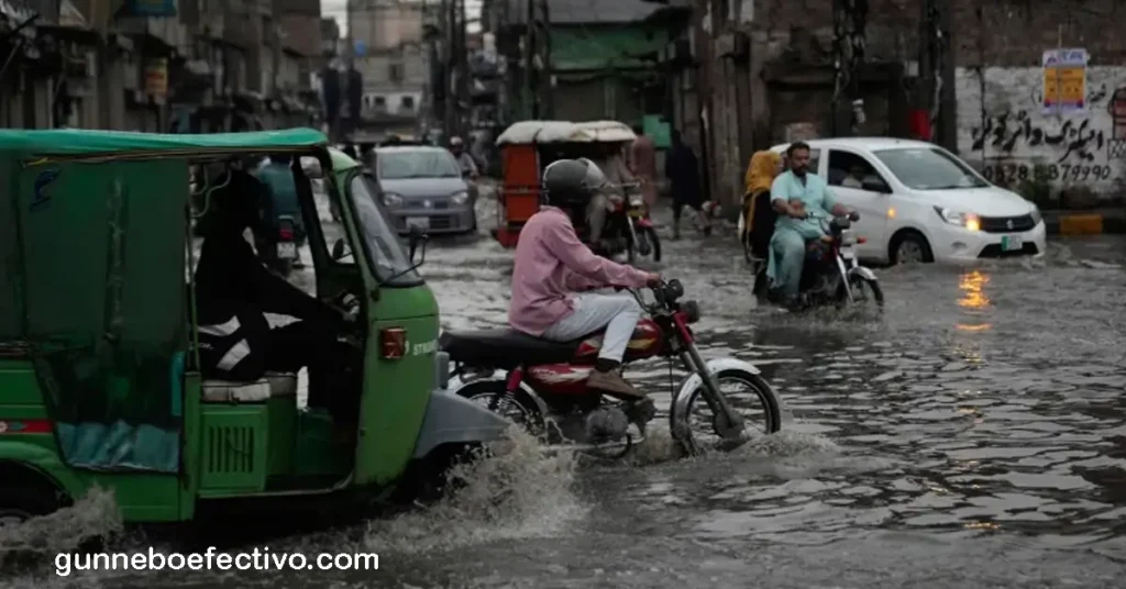 ฝนตกหนัก ติดต่อกันหลายวันในปากีสถาน ส่งผลให้มีผู้เสียชีวิต 46 ราย โดย 13 รายมาจากครอบครัวหนึ่ง ฝนตกหนักติดต่อกันหลายวันในปากีสถาน